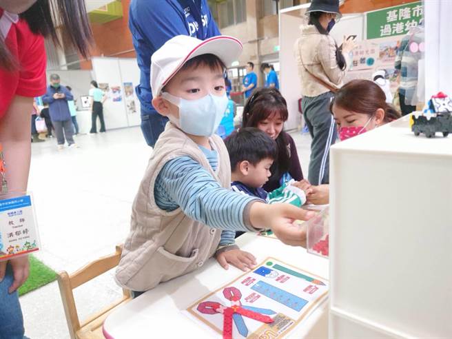基隆市长谢国梁出席教育处新书发表会，并与现场体验幼儿园教程的大小朋友互动。（基隆市政府提供／张志康基隆传真）