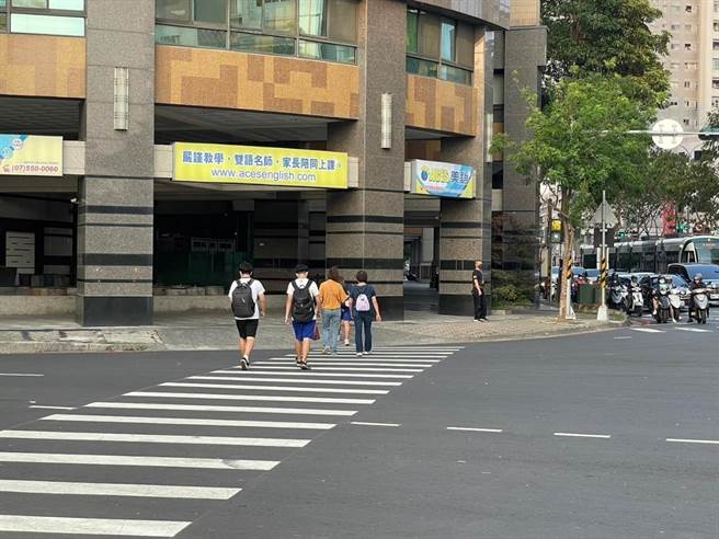 洗刷「行人地狱」恶名，高雄市交通局祭出「增大行人专用号志」、「调整行人通行秒数」、「设置行人专用或早开时相」3招，盼改善行人通行安全。（崔正纲摄）