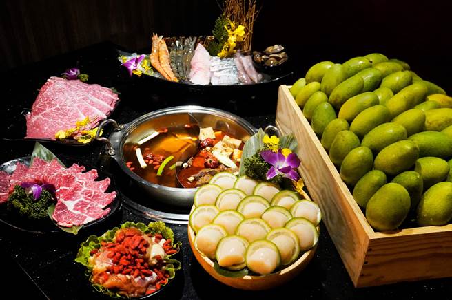 身分证、健保卡号含「520」任2码，到「马辣」消费，全桌每成人加赠北海道生食级大干贝1颗；近期也有「马辣土芒果季」快闪活动。（马辣国际餐饮集团提供）