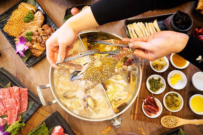 「问鼎‧皇上吉祥宫廷火锅」5月升级活动选择指定套餐，即赠佐渡花蟹。（马辣国际餐饮集团提供）