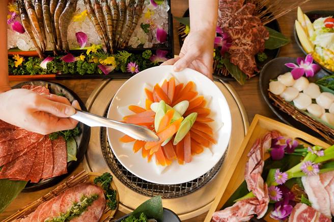 民眾到「夯下去新潮和牛烧肉」选择指定方案，全桌可享「云林北港乌鱼子吃到饱。（马辣国际餐饮集团提供）