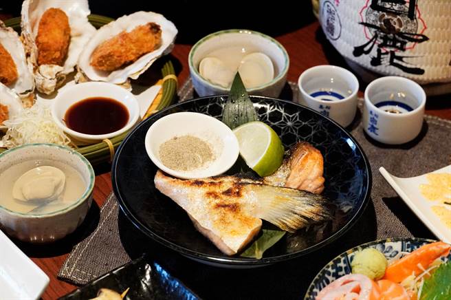 「狗一下居酒食堂」5月升级活动，全桌消费满千元即享价值240元的「盐烤现流鲑鱼下巴」1份。（马辣国际餐饮集团提供）