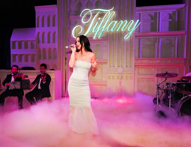 Tiffany纽约旗舰店开幕派对表演嘉宾凯蒂佩芮，身穿一袭Tiffany蓝色裸肩礼服登台高歌。（Tiffany & Co.提供）