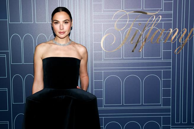 《神力女超人》盖儿加朵穿黑色礼服出席Tiffany纽约旗舰店开幕派对。（Tiffany & Co.提供）