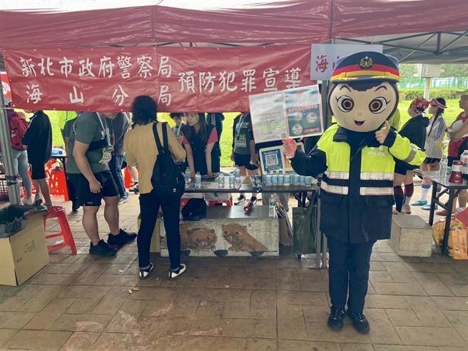 海山分局结合桐花祭路跑活动，宣导防诈、识诈。（警方提供）