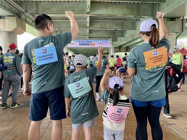 海山分局结合桐花祭路跑活动，宣导防诈、识诈。（警方提供）