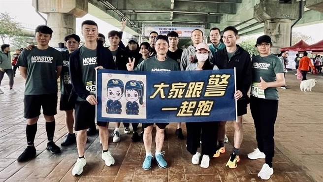 海山分局结合桐花祭路跑活动，宣导防诈、识诈。（警方提供）