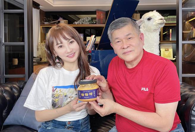 王宥忻（左）邀请澎恰恰参与直播。（固力狗提供）