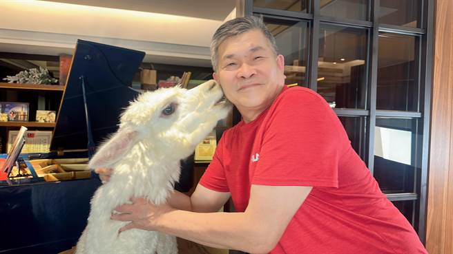 澎恰恰开心与草泥马合照。（固力狗提供）