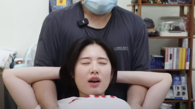 来自韩国的May近日到国术馆体验推拿。（图／翻摄自不要闹工作室YouTube）