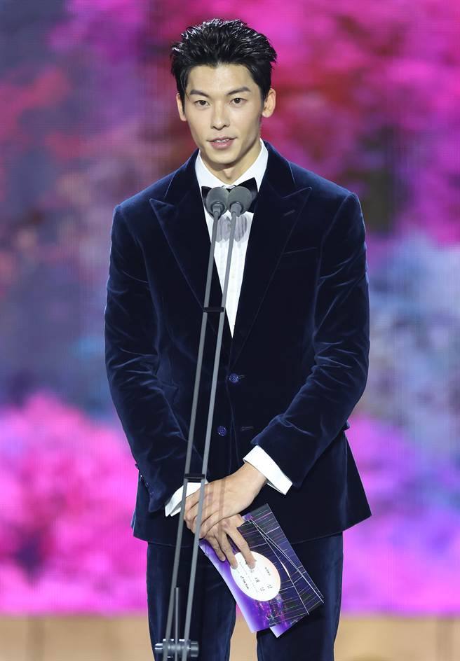 许光汉以一身蓝绿绒面西装帅气登上第59届百想艺术大赏颁奖典礼。（百想艺术大奖提供）