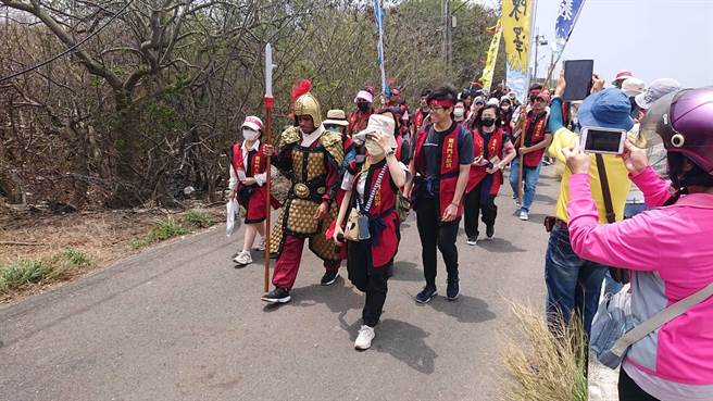 鹿耳社区重现郑成功军队进入鹿耳门溪登陆场景。（程炳璋摄）