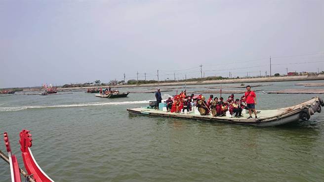鹿耳社区重现郑成功登陆攻打荷兰人场景。（程炳璋摄）
