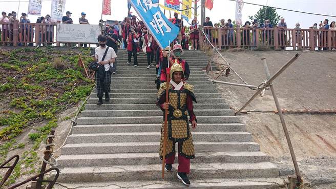 今年参与重现郑成功登陆鹿耳门活动的民眾，有不少外籍生。（程炳璋摄）