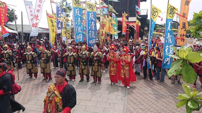 民眾打扮明朝军队，准备搭渔筏重现郑成功登陆鹿耳门。（程炳璋摄）