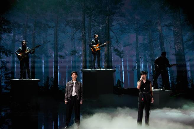 韦礼安与张杰合唱〈背叛情歌〉。（声生不息·宝岛季提供）