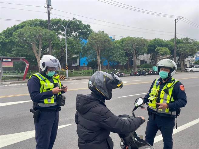 桃市大溪警分局執行交通大執法取締658件違規，汽機車闖紅燈及超速高達9成。（大溪警分局提供／呂筱蟬桃園傳真）