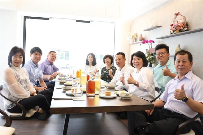 「宅意」今开幕首日，嘉义县长翁章梁、嘉义市长黄敏惠等地方人士都来了。（嘉义市政府提供∕吕妍庭嘉义传真）