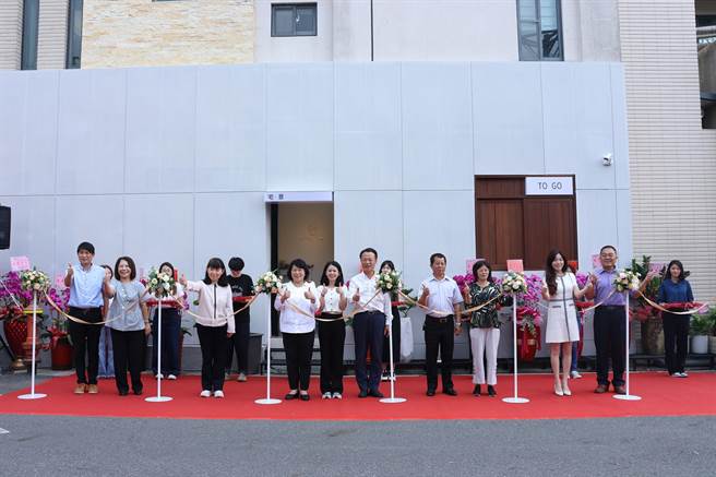 「宅意」今开幕首日，嘉义县长翁章梁、嘉义市长黄敏惠等地方人士都来了。（嘉义市政府提供∕吕妍庭嘉义传真）