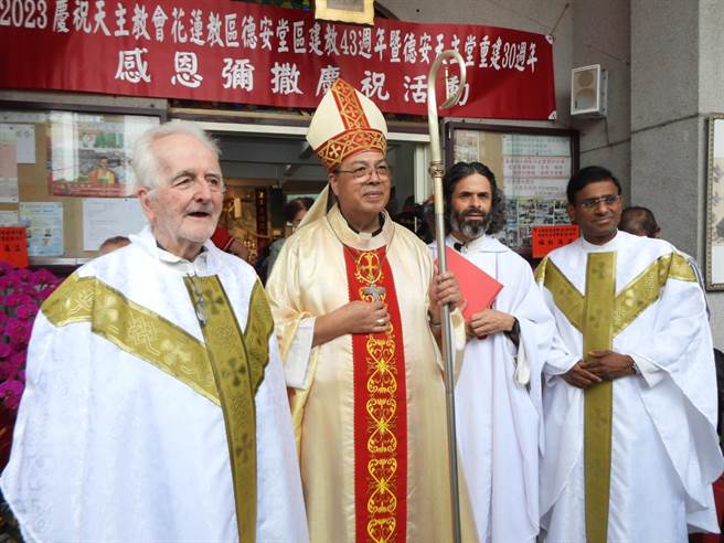 今天是天主教花莲教区德安堂区建教43周年，日前已返回法国的神父罗琳（左一）特别回台参加欢庆活动，并与主教黄兆明（左二）、花莲教区德安堂区神父杜晋善（右二）合影留念。（罗亦晽摄）