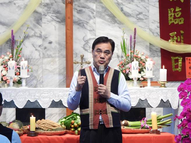 今天是天主教花莲教区德安堂区建教43周年，原民会主委夷将·拔路儿（右）特别前往祝贺，并向族人说明「原住民族教会推动族语发展奖励计画」内容。（罗亦晽摄）