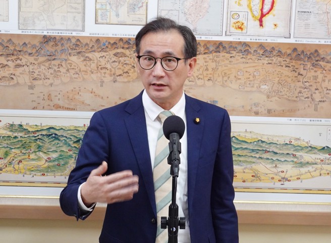 针对郭台铭「投民进党生肺癌」的说法，郑运鹏（如图）提出3个问题反击。（中时资料照／姚志平摄）