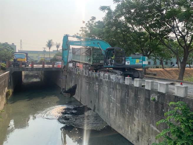 环保局于4月12日至14日执行凤山圳河段清淤作业，河道清疏长度约200公尺，淤泥清理量达489.58公吨。（高市府环保局提供／洪浩轩高雄传真）