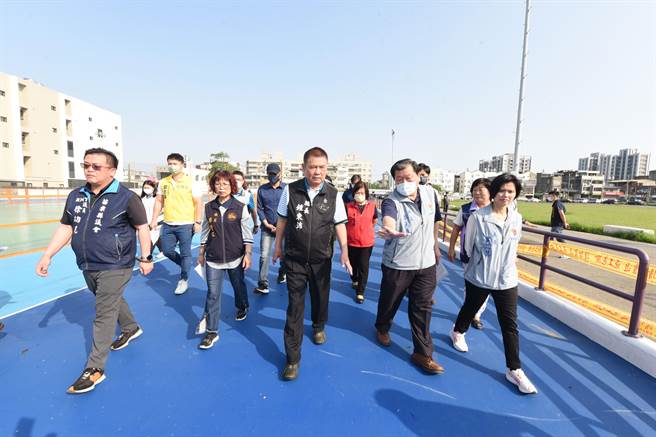 苗栗县长锺东锦（中）等人前往会勘。（苗栗县政府提供／李京升苗栗传真）