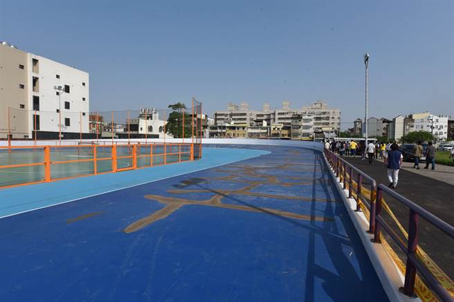 头份市六合国小分校预定地综合运动场才启用不久就发生龟裂。（苗栗县政府提供／李京升苗栗传真）