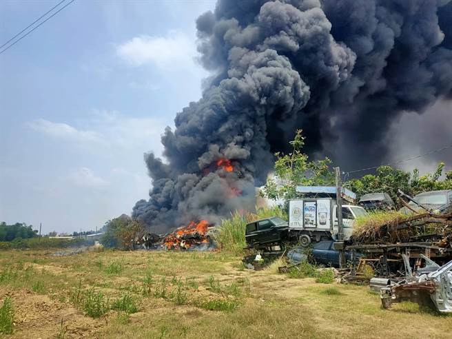 高雄大社区30日中午发生火警，浓烟直窜天际。（翻摄照片／林瑞益高雄传真）