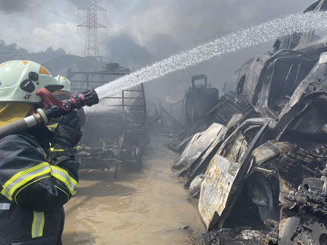 高雄大社区30日中午发生火警，消防局人员到场抢救。（翻摄照片／林瑞益高雄传真）