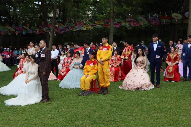苗栗县桐花婚礼今天登场。（李京升摄）