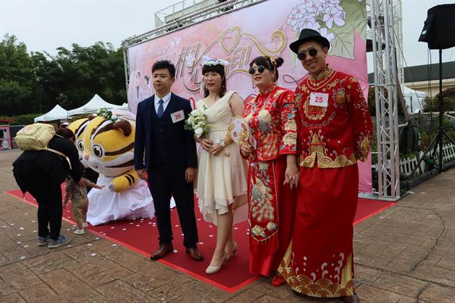 新竹县何佩莹（右2）跟妹妹何逸羚姐妹檔，偕夫婿报名桐花婚礼。（李京升摄）