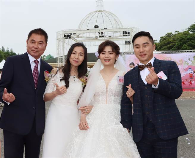 县长锺东锦、夫人陈美琦与新人夫妇合影。（李京升摄）