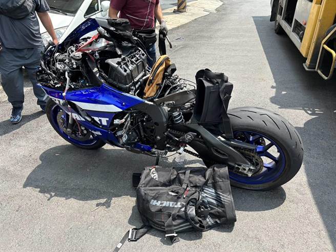 发生车祸的重机置物箱被掀开，油箱掉落，红色车牌也被削断。（读者提供／程炳璋台南传真）