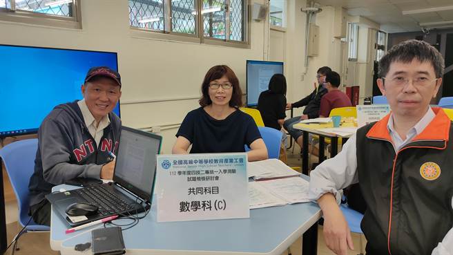 全中教教师群解析今年四技二专统测数学Ｃ试题。（全中教提供／林志成台北传真）