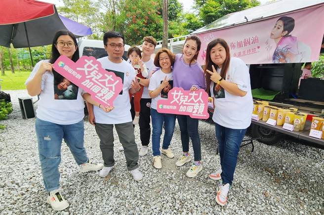 黄薇渟开心与粉丝合影。（卫视提供）