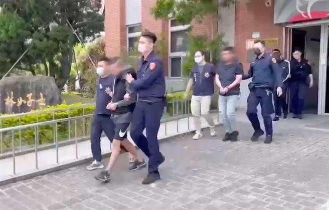 张姓男子30日凌晨12点半砸毁某温体牛肉摊遭警方逮捕。（翻摄画面）