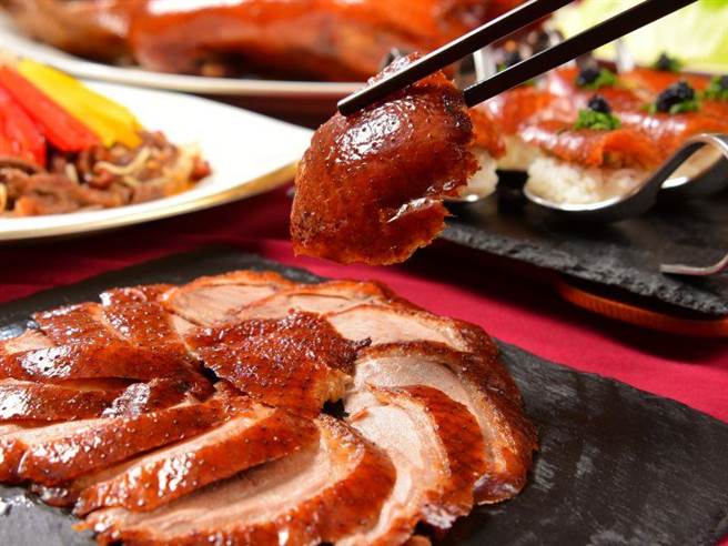 抢攻母亲节檔期，新竹老爷明宫厅准备了招牌黄金片皮烤鸭。（新竹老爷提供／陈育贤新竹传真）