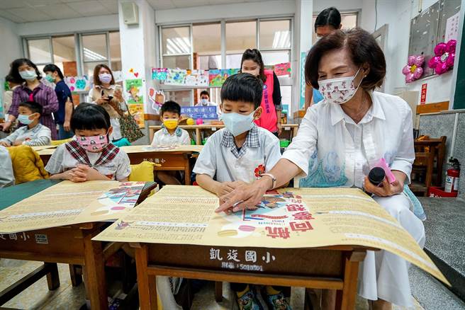 宜兰县教师工会呼吁县府重新检讨教育经费相关补助公式，县府回应会评估工会建言，但强调对学生照顾不遗余力，图为县长林姿妙（右一）关心学生上课情形画面。（本报资料照片）