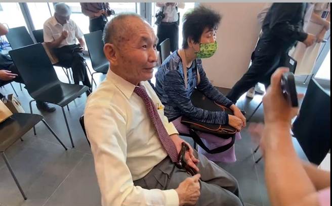 　捐赠者林永村表示，北港的歷史可以说大话了，不用争辩，看专书就知道，事实就是这样。（周丽兰摄）