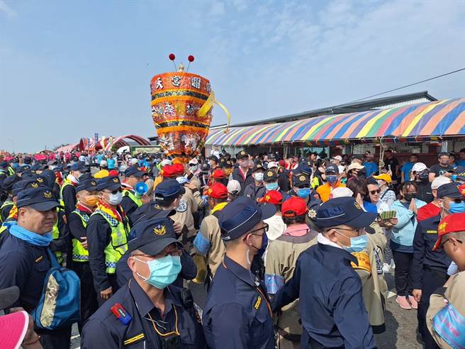 回来了！台中大甲镇澜宫妈祖銮轿于30日下午14时50分进入大甲，由清水警分局交接大甲警分局。（大甲警分局提供／潘虹恩台中传真）