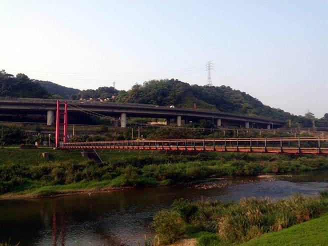 基隆市暖暖區的碇內吊橋去年10月發生垂直吊索斷裂，經檢視鋼纜鏽蝕嚴重，預計於今年5月招標，展開橋底修復工程，預定年底前完工。（基隆市政府提供／張志康基隆傳真）