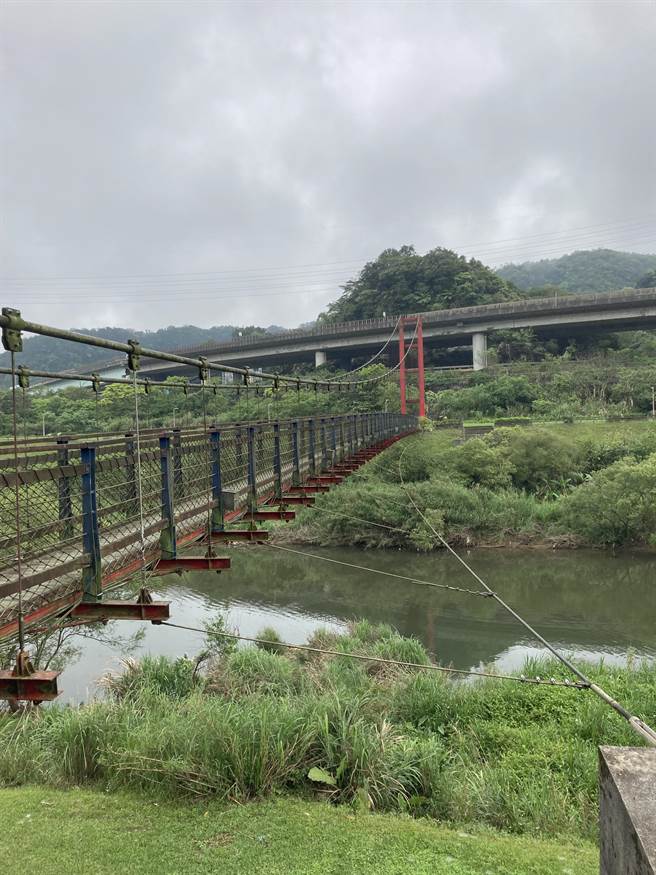 基隆市暖暖區的碇內吊橋去年10月發生垂直吊索斷裂，經檢視鋼纜鏽蝕嚴重，預計於今年5月招標，展開橋底修復工程，預定年底前完工。（基隆市政府提供／張志康基隆傳真）