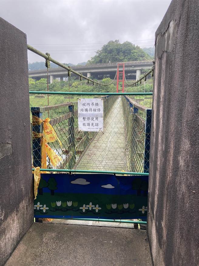 基隆市暖暖區的碇內吊橋去年10月發生垂直吊索斷裂，經檢視鋼纜鏽蝕嚴重，預計於今年5月招標，展開橋底修復工程，預定年底前完工。（基隆市政府提供／張志康基隆傳真）
