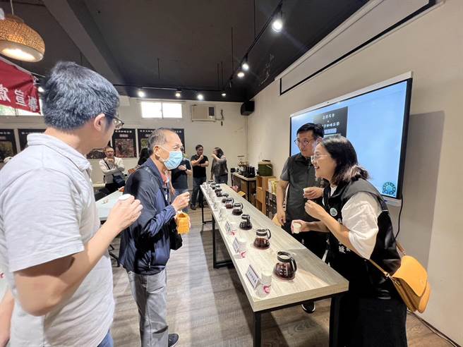 桃园市復兴区公所举办在地咖啡联合品饮分享会，期盼咖啡农及业者互相交流打出在地咖啡品牌知名度。（復兴区公所提供／吕筱蝉桃园传真）