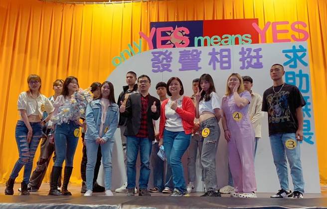 台北市强恕高中各班级推派校园国际丹寧日形象代言人举办走秀活动。（强恕高中提供）