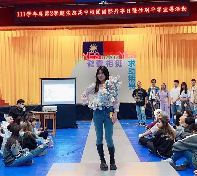 台北市强恕高中各班级推派校园国际丹寧日形象代言人举办走秀活动。（强恕高中提供）
