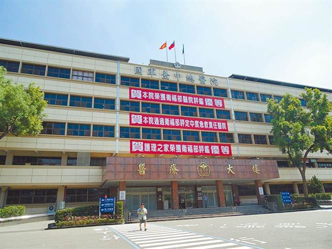 台中陈女士近日到国军台中总医院就诊，进入门诊大厅时误踩病人呕吐物跌倒骨折，事后家属po文控诉院方反悔不理赔。（本报资料照／潘虹恩台中传真）