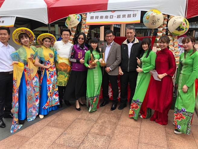 新北市政府劳工局30日在市民广场办理「2023台越同乐在新北」活动，吸引许多来台打拼的越南朋友同乐。（新北市劳工局提供）